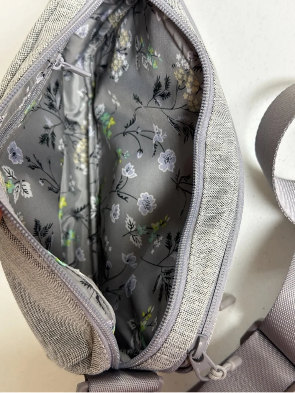 Vera Bradley Women’s Gray Adjustable Strap Multi-Compartment Crossbody Bag